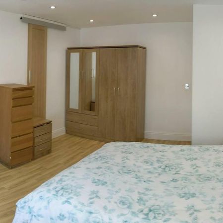 Spacious 2-Bed Apartment In Central Kingston Near Richmond Park Kingston upon Thames  Kültér fotó