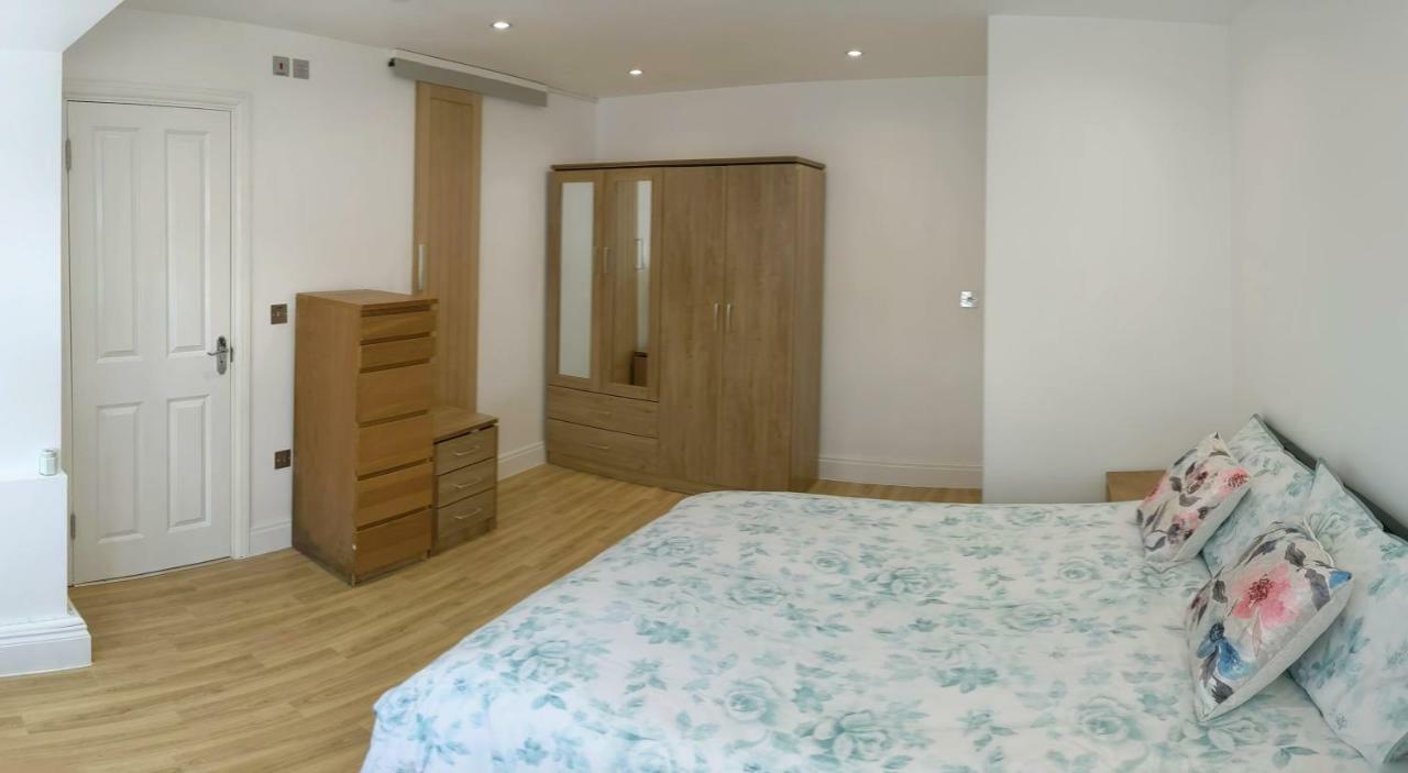 Spacious 2-Bed Apartment In Central Kingston Near Richmond Park Kingston upon Thames  Kültér fotó