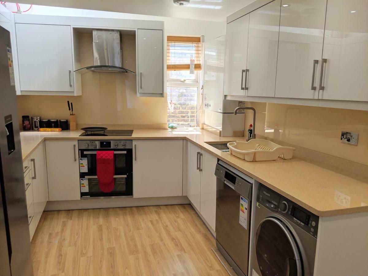 Spacious 2-Bed Apartment In Central Kingston Near Richmond Park Kingston upon Thames  Kültér fotó