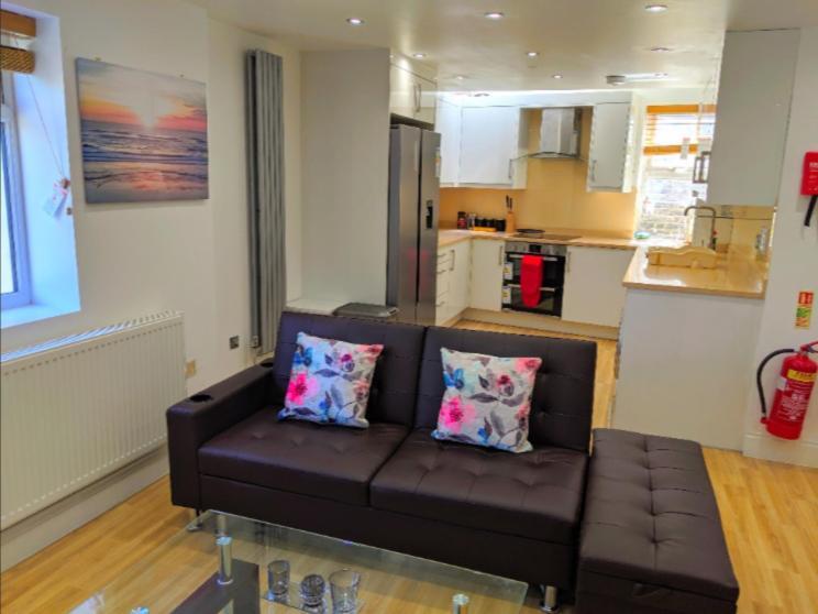 Spacious 2-Bed Apartment In Central Kingston Near Richmond Park Kingston upon Thames  Kültér fotó